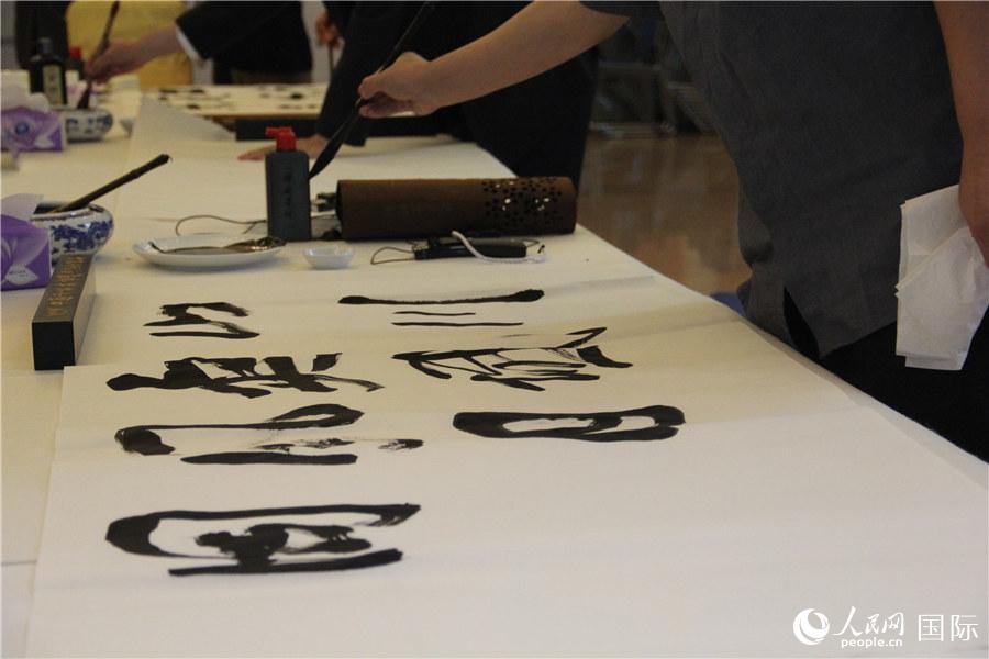 中日韓著名書家オンライン書道展 北京で開幕式・揮毫式